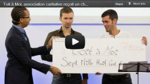 Sébastien, Le Marketeur Français, remet un chèque à l'association caritative Toit à Moi